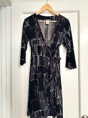 Papillon Blanc Black & White Geometric Wrap MATERNITY Dress